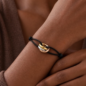 Personalisiertes Armband mit drei ineinandergreifenden Ringen, individuell graviertes Kordelarmband