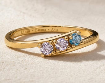 Anillo delicado con piedra natal inclinada, anillo familiar personalizado con grabado interior.