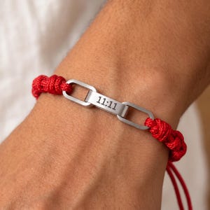 Pulsera personalizada de hilo rojo, nombres grabados, cordón ajustable de tres eslabones.