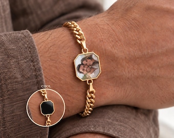 Op de afbeelding: Een goudkleurige gourmetkettingarmband met een achthoekige hanger. De hanger toont een zwart-witfoto van twee personen. Een cirkelvormige inzet toont hetzelfde armband met een effen zwarte achthoekige bedel met de tekst COOL.