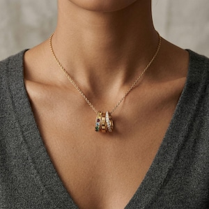 以下が含まれることがあります： 手書き風の「Welcome to our home」の文字が入った素朴な木製サイン。使い古したような仕上がりで、シンプルで魅力的なデザインは、玄関やポーチに最適です。