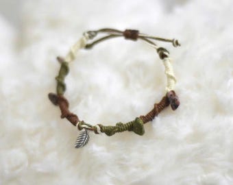 Pulsera de macramé estilo bohemio con dije de hoja, ajustable, hecha a mano, ideal para parejas.