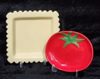 Piattini per stuzzichini a forma di pomodoro rosso e raviolo giallo, in ceramica, stile italiano, con un tocco di fantasia e originalità.