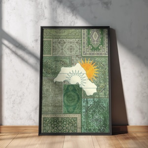 Può includere: Stampa artistica incorniciata con un patchwork di disegni di tappeti verdi. Una forma di mappa bianca e beige è sovrapposta, con un sole giallo. L'opera d'arte è esposta su un pavimento in legno contro un muro strutturato.