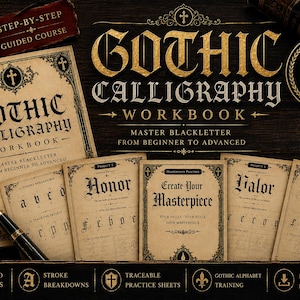 Könnte beinhalten: Ein Set aus Gothic-Kalligrafie-Arbeitsheften mit einem Hauptbuch, Übungsblättern mit Wörtern wie Honor, Valor und Eternity, einem Füllfederhalter und einem Wachssiegelstempel. Die Seiten haben eine antike Pergamentoptik mit schwarzen Rändern.