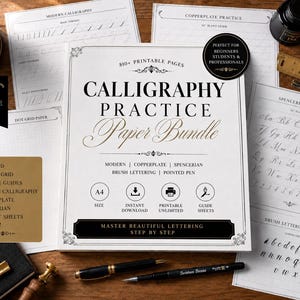 Op de afbeelding: Een kalligrafie oefenpapierbundel met meer dan 810 printbare pagina's voor modern, copperplate en spencerian belettering. De witte omslag toont zwarte tekst en iconen, omringd door diverse oefenbladen, een inktpot en pennen.
