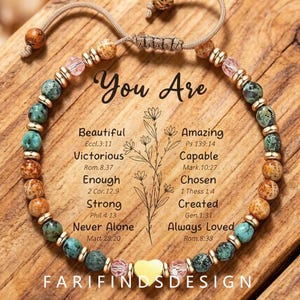 Könnte beinhalten: Ein Perlenarmband mit türkisfarbenen, braunen und rosafarbenen Perlen sowie einem goldenen Herzanhänger. Das Armband umschließt den Text: You Are Beautiful, Amazing, Victorious, Capable, Enough, Chosen, Strong, Created, Never Alone, Always Loved.