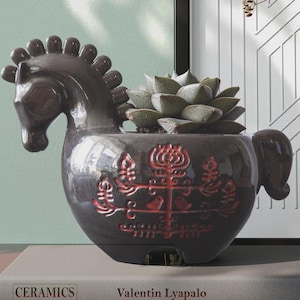 Pot de fleurs artisanal en céramique représentant un cheval noir, inspiré de l'arbre de vie, idéal pour les plantes succulentes. Cadeau.