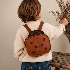 Handgefertigte Käfer-Tasche für Kinder mit verstellbaren Trägern, brauner Marienkäfer-Mini-Rucksack aus Kunstleder.