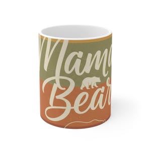 Handskrivet teckensnitt med texten "Mamma Bear" och en liten minimalistisk björnsilhuett - Kaffemugg 33 cl