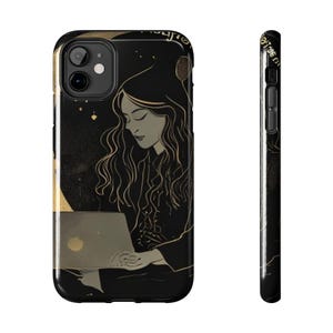 Stampa Strega dell'Algoritmo / Poster Manifestazione di Reddito Passivo / Arte da Parete Imprenditrice Femminile Oscura / Decorazione Nomade Digitale — Custodia per Telefono