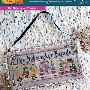 Puede incluir: Un muestrario de punto de cruz de "The Nutcracker Parade" de The Frosted Pumpkin Stitchery. El muestrario presenta una escena caprichosa del Cascanueces y sus amigos en un desfile.