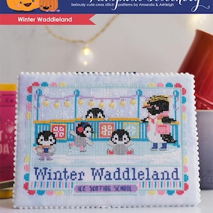 Puede incluir: Patrón de punto de cruz con una escena de invierno con pingüinos patinando sobre hielo en una escuela. El patrón se titula "Winter Waddleland" e incluye el texto "Ice Skating School".