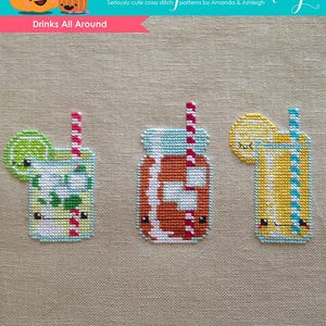 Könnte beinhalten: Kreuzstichmuster für drei Getränke: Limonade, Eistee und Limonade. Das Muster stammt von The Frosted Pumpkin Stitchery und zeigt süße Comic-Gesichter auf jedem Getränk.