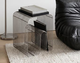 Mesita auxiliar moderna de alambre metálico con revistero - Mesita de noche cúbica cromada - Mesa de centro apilable de malla metálica