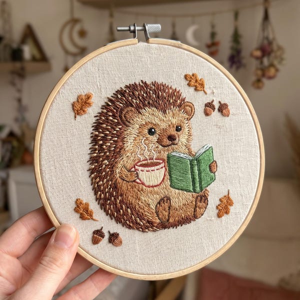 Igel Stickdatei Kit - Lesender Igel Herbst Stickdatei - Geschenk für Bücherliebende - Gemütlicher Herbststickrahmen