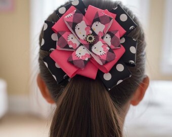 Fiocco rosa di Hello Kitty - Fiocco per capelli rosa acceso e a pois neri - Fiocco per bambine fatto a mano con stampa di simpatici personaggi - Fermaglio per capelli personalizzato