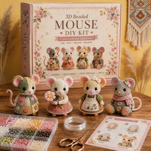 Pode incluir: Um kit de artesanato de ratos com missangas 3D, incluindo uma caixa, quatro figuras de rato, um organizador de missangas transparente, um carretel de fio, tesouras douradas e uma folha de instruções. A caixa exibe o texto 3D Beaded MOUSE DIY KIT.