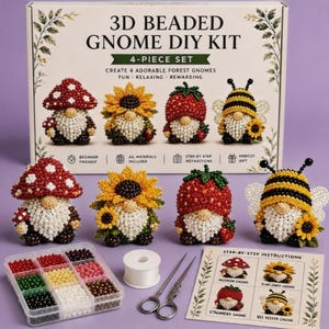 Op de afbeelding: Een 3D-kralen kabouter DIY-set met een doos met vier kabouterontwerpen: paddenstoel, zonnebloem, aardbei en bij. Bevat een plastic sorteerdoos met gekleurde kralen, een klosje wit garen, een metalen schaar en een instructieblad.