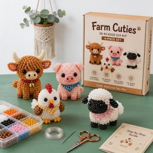 Könnte beinhalten: Ein Farm Cuties 3D-Perlen-Bastelset mit vier fertigen Tierfiguren: eine braune Kuh, ein rosa Schwein, ein weißes Huhn und ein schwarz-weißes Schaf. Das Set enthält eine Schachtel, einen Perlen-Organizer, Draht, eine Schere und eine Schritt-für-Schritt-Anleitung.