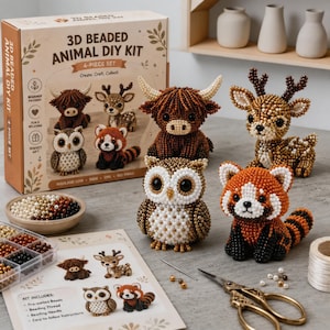 Peut inclure: Un kit de bricolage d'animaux en perles 3D comprenant une boîte illustrée avec un highland cow, un cerf, un hibou et un panda roux. Le set inclut quatre figurines en perles terminées, un assortiment de perles, une aiguille, du fil et des instructions.