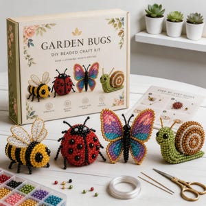 Könnte beinhalten: Ein Garden Bugs DIY-Perlenbastelset mit einer illustrierten Schachtel, die eine Biene, einen Marienkäfer, einen Schmetterling und eine Schnecke zeigt. Das Set enthält fertige Perlenfiguren, einen Sortierkasten, Draht und eine Schere.
