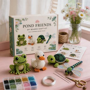 Könnte beinhalten: Ein Pond Friends DIY-Perlenbastelset mit Abbildungen von Frosch, Ente, Schildkröte und Libelle. Enthält fertige Perlenfiguren, einen Kunststoff-Perlenorganizer, durchsichtigen Faden, zwei Nadeln, eine Schere und eine Schritt-für-Schritt-Anleitung.