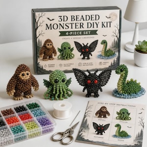 Pode incluir: Um kit de artesanato de monstros com contas 3D numa caixa rotulada 3D BEADED MONSTER DIY KIT 4-PIECE SET. Inclui quatro criaturas acabadas: um Bigfoot castanho, um polvo verde, um homem-mariposa preto e um monstro marinho verde. Também inclui um organizador de contas, fio, agulha, tesoura e um folheto de instruções.