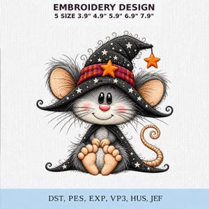 Könnte beinhalten: Ein Stickmuster mit einer grauen Maus, die einen schwarzen Hexenhut mit weißen Sternen und einem orangefarbenen Stern trägt. Die Maus hat rosa Wangen, einen geringelten Schwanz und einen schwarzen Umhang. Text: EMBROIDERY DESIGN 5 SIZE 3.9" 4.9" 5.9" 6.9" 7.9" DST, PES, EXP, VP3, HUS, JEF.