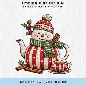 Puede incluir: Un diseño de bordado con una tetera en forma de muñeco de nieve con cuerpo a rayas rojas y blancas, bufanda verde y gorro con pompón rojo. Incluye acebo, ramas de canela y una taza a juego. Texto: EMBROIDERY DESIGN 5 SIZE 3.9" 4.9" 5.9" 6.9" 7.9" DST, PES, EXP, VP3, HUS, JEF.