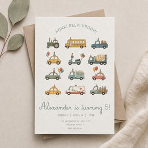 Könnte beinhalten: Eine hellfarbene Geburtstagseinladung mit Illustrationen verschiedener Fahrzeuge, darunter ein Traktor, ein Schulbus und ein Krankenwagen. Der Text "HONK! BEEP! VROOM!" steht oben. Die Einladung lautet "Alexander is turning 5!" mit Datums- und Zeitangaben.