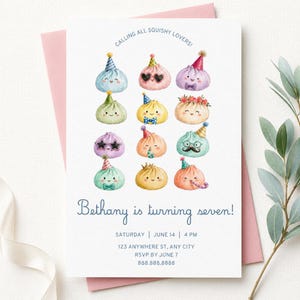 Könnte beinhalten: Eine weiße Einladungskarte mit farbenfrohen Illustrationen von Knödeln mit Partyhüten und Accessoires. Der Text "Calling all squishy lovers!" und "Bethany is turning seven!" ist zu sehen. Zusätzliche Details sind Datum, Uhrzeit und RSVP-Informationen.