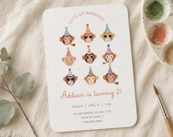 Op de afbeelding: Een witte rechthoekige verjaardagsuitnodigingskaart met negen aquarel aapjes die kleurrijke feesthoedjes en zonnebrillen dragen. De tekst luidt: LET'S GO BANANAS! Addison is turning 2! SUNDAY | APRIL 14 | 1 PM 123 ANYWHERE ST, ANY CITY RSVP BY APRIL 7 888.888.8888.