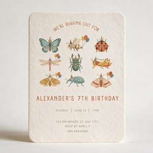 Könnte beinhalten: Eine rechteckige, cremefarbene Geburtstagseinladungskarte mit dem Text WE'RE BUGGING OUT FOR ALEXANDER'S 7TH BIRTHDAY, SUNDAY JUNE 14 1 PM, 123 ANYWHERE ST, ANY CITY, RSVP BY APRIL 7, 888.888.8888 und Illustrationen von neun bunten Insekten.