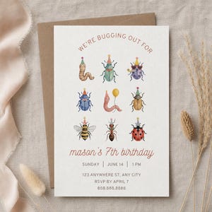 Puede incluir: Una invitación de cumpleaños color crema con ilustraciones en acuarela de varios insectos con sombreros de fiesta. El texto dice "WE'RE BUGGING OUT FOR" y "mason's 7th birthday". Detalles adicionales incluyen la fecha, hora e información RSVP.