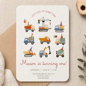 Op de afbeelding: Een rechthoekige verjaardagsuitnodigingskaart met aquarelillustraties van bouwvoertuigen die feesthoedjes dragen. De tekst luidt: LET'S DIG UP SOME FUN! Mason is turning one! SATURDAY | JUNE 14 | 4 PM 123 ANYWHERE ST, ANY CITY RSVP BY JUNE 7 888.888.8888