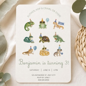 Può includere: Un biglietto d'invito di compleanno rettangolare con illustrazioni ad acquerello di nove rettili che indossano cappellini da festa. Il testo recita: SLITHER, HOP & CRAWL ON OVER!, Benjamin is turning 3!, SATURDAY | JUNE 14 | 4 PM, 123 ANYWHERE ST, ANY CITY, RSVP BY JUNE 7, 888.888.8888.