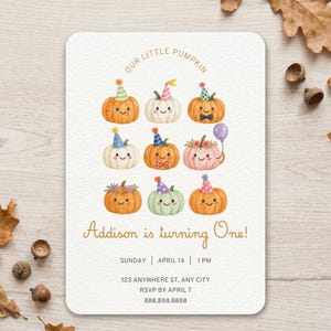 Puede incluir: Una tarjeta de invitación de cumpleaños blanca con nueve calabazas en acuarela con caras sonrientes y gorros de fiesta. El texto dice: Our Little Pumpkin, Addison is turning One, Sunday April 14 1 PM, 123 Anywhere St, Any City, RSVP by April 7, 888.888.8888.