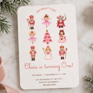 Könnte beinhalten: Eine rechteckige Einladungskarte mit abgerundeten Ecken und dem Text OH WHAT FUN! sowie Clara is turning One! Die Karte zeigt neun Aquarellillustrationen von Nussknackern, Ballerinas, einer Maus und einem rosa Weihnachtsbaum.