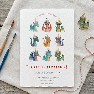 Op de afbeelding: Een rechthoekige verjaardagsuitnodigingskaart met negen aquarel draken die feesthoedjes dragen. De tekst luidt: Calling all dragons! Tucker is turning 4! Saturday, June 14, 4 PM, 123 Anywhere St, Any City, RSVP by June 7, 888.888.8888.