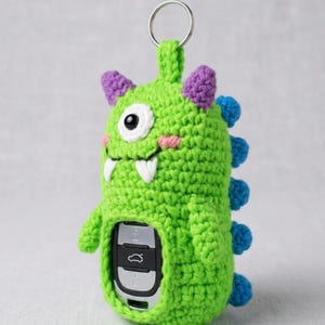 Wzór na szydełkową osłonę kluczyka do samochodu z motywem potwora | Brelok Amigurumi w formacie PDF (terminy amerykańskie)