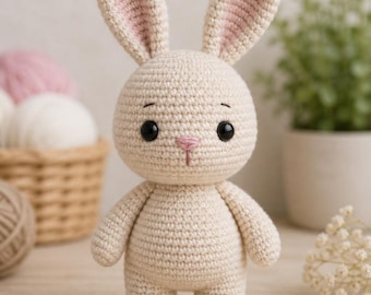 Handgemaakte gehaakte konijnenamigurumi | Zacht crème knuffeltje, pastelkleurige oren, kinderkamerdecoratie