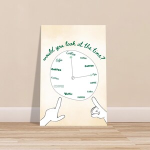 Puede incluir: Un póster caprichoso con un diseño de reloj donde la palabra "Coffee" reemplaza los números. Las manecillas del reloj indican una hora específica. La frase "would you look at the time?" está escrita encima del reloj en verde. Dos manos de dibujos animados señalan el reloj.