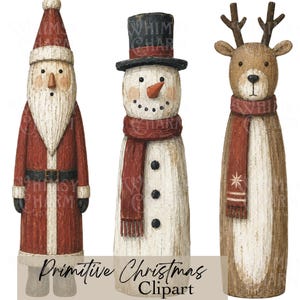 Puede incluir: Tres figuras navideñas de madera: Papá Noel, un muñeco de nieve y un reno. Papá Noel lleva un traje y un gorro rojos. El muñeco de nieve tiene un sombrero de copa negro y una nariz de zanahoria. El reno tiene cuernos y una bufanda.