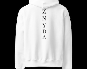 Sudadera blanca minimalista ZANYDA: Un básico del streetwear, corte holgado, tejido suave.