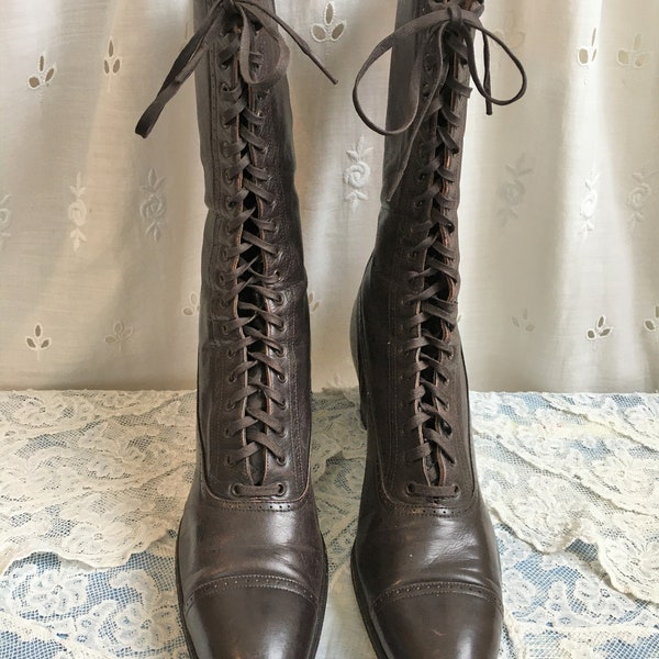 VENTE Antique Edwardian c1910 Dames Marron Foncé Bottes en Cuir Haut Haut Dentelle Avant Fermeture Bois Talons Semelles en Cuir Affichage Collection Prop