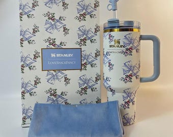 Vaso Stanley X Love Shack Fancy de 40 oz, caja de regalo navideña Rosa Beaux Blue
