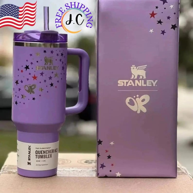 Puede incluir: Un vaso Stanley Quencher H2.0 FlowState morado con asa, pajita y tapa. El vaso est&aacute; decorado con estrellas doradas y un dise&ntilde;o de mariposa. La caja a juego tiene el logotipo de Stanley y dise&ntilde;os de estrellas.