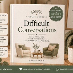 以下が含まれることがあります： 「Difficult Conversations」というタイトルの印刷可能なワークブック。テキストには「Say What Matters, Listen With Empathy, Build Stronger Relationships」と書かれています。表紙には2つのアームチェア、小さなテーブル、コーヒーカップが描かれています。