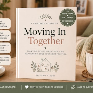 Könnte beinhalten: Ein druckbares Arbeitsbuch mit dem Titel "Moving In Together" mit cremefarbenem Einband. Der Titel ist in einer stilvollen Schriftart gehalten, wobei das Wort "Together" in einem zarten Rosa gehalten ist. Das Cover zeigt eine Hausillustration und Text.